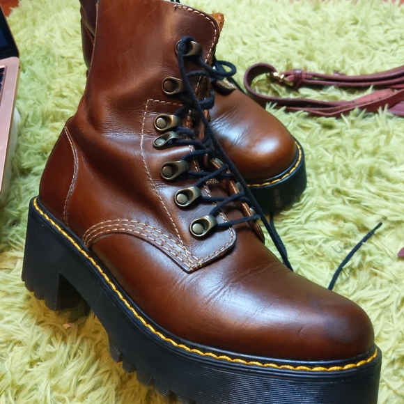 Sz 8 Women's Brown Chunky Dr. Martens Boots Used Excellent Condition - Picture 2 of 7